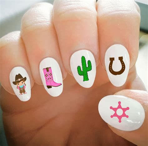 Horseshoe Nail Art Designs