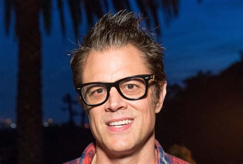 Johnny Knoxville Channels Flamboyant & Gay Character on ‘Half Magic