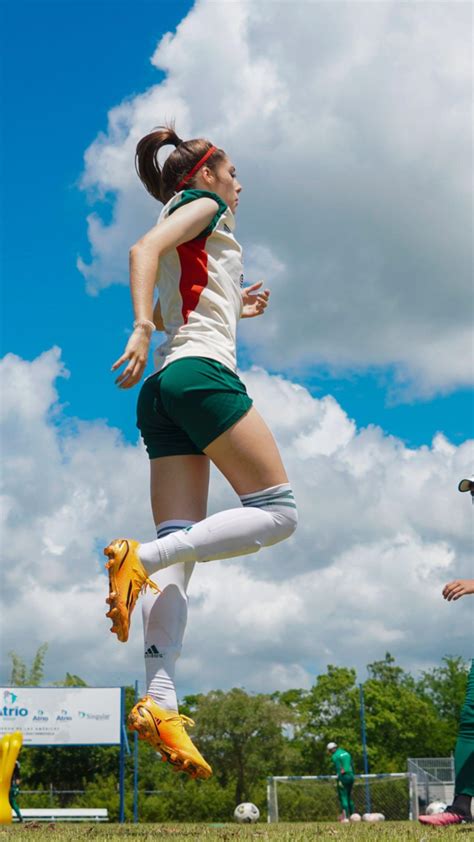 Tatiana Flores : r/WomenSoccerLegs