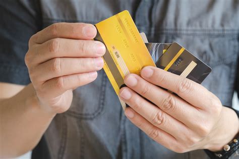 dal koledze karte platnicza  poprosil  zakupy ta historia pokazuje
