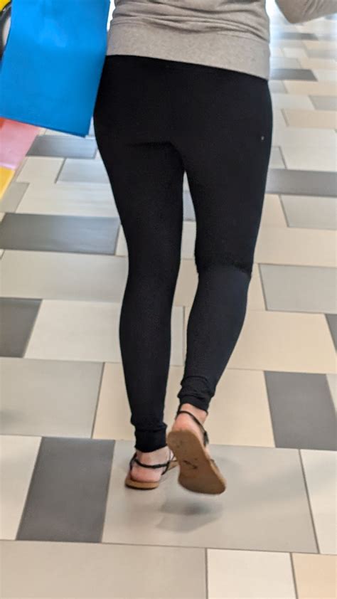 This wonderful mom literally showed me her ass by bending over in front