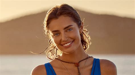 F1 star Carlos Sainz Jr's model girlfriend Rebecca Donaldson shows off ...
