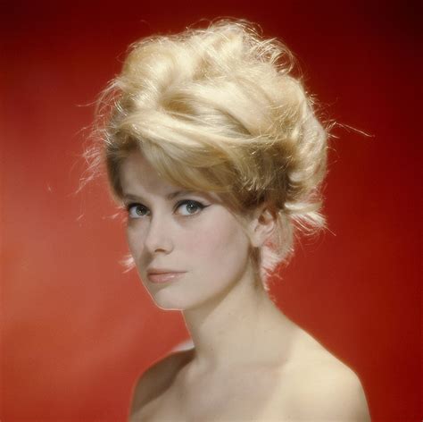 1963. Catherine Deneuve a 20 ans elle vient de tourner "Les parapluies