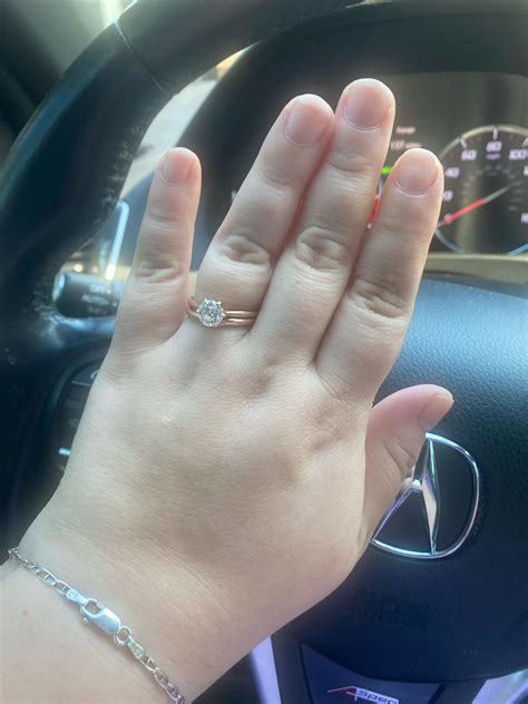 Best nail shape and length for fat short fingers : r/Nails