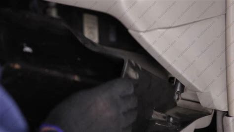 Замена салонного фильтра Toyota Camry XV30