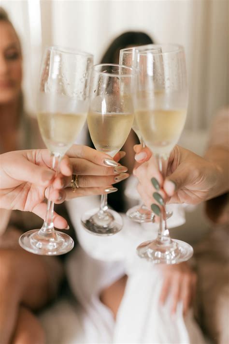 Fotos De Brindes Com Taças - Brinde Comemorativo Com Taças De Champanhe · Foto profissional gratuita
