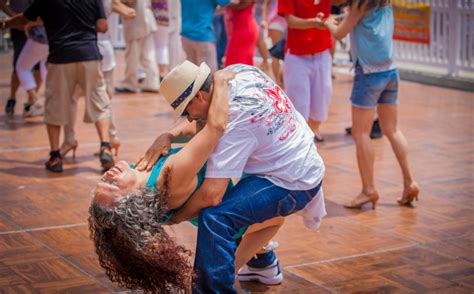 couple dancing oxnard salsa festival