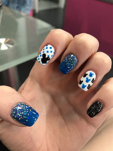 nails art mickey mouse