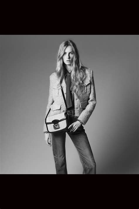 Ностальгия по 1970-м: Эди Слиман представил круизную коллекцию Celine ...
