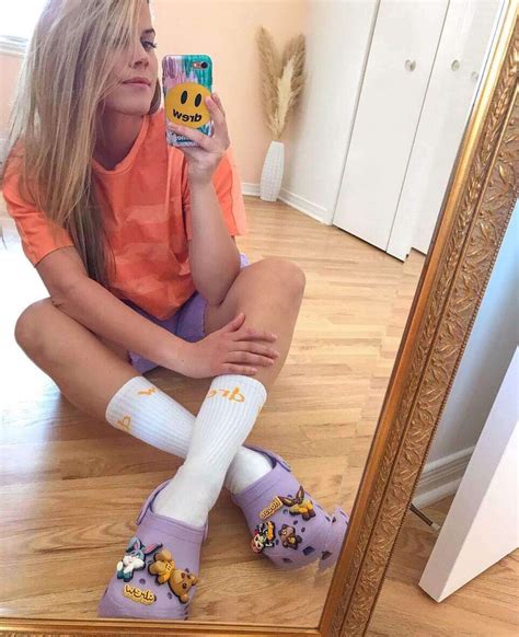 Best Colors for Crocs: 9 Crocs Outfit Ideas