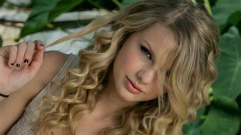 Eight Taylor Swift Songs I'd Play for My Younger Self