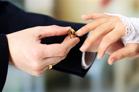 wedding ring finger alicia  diamonds