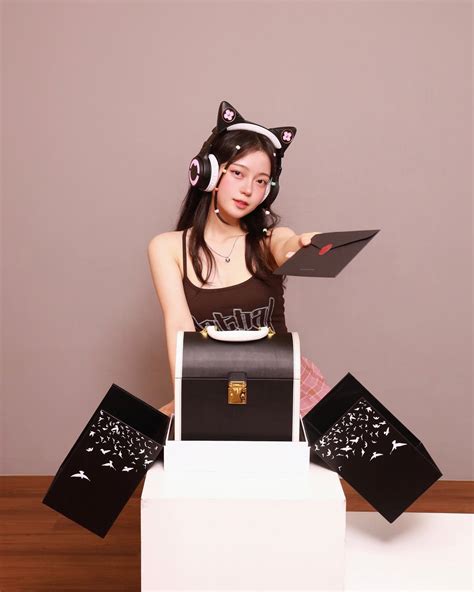 Mihye | Do you want to do a cat headset as a couple with me? (՞ ܸ. .ܸ