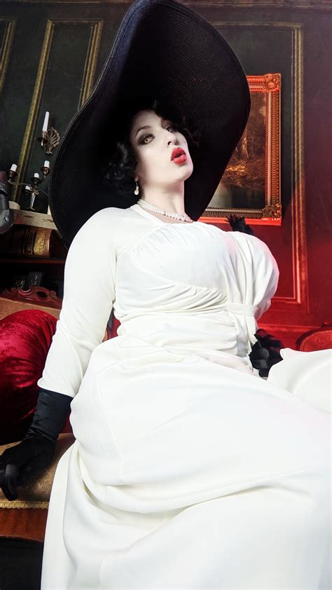 I did a cosplay of Lady Dimitrescu yesterday + wanted to share it, I