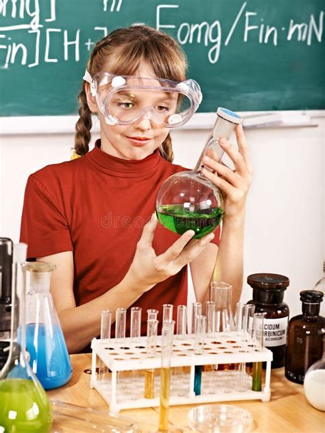 Kind im Chemieunterricht. stockbild. Bild von schön, chemie - 35353985