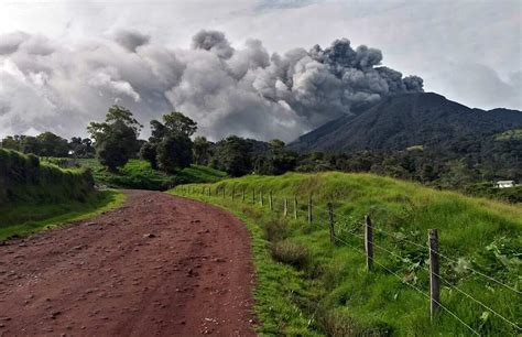 Costa Rica: Turrialba Volcano spews ash 1 km high