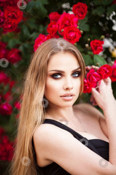 Красивая модная женщина с красным макияжем губ позирует на открытом ...