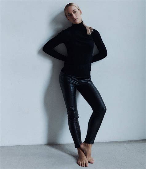 Alena Savastova's feet