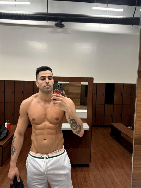 Meet me in the locker rooms 🍼 : r/ClothedMuscle