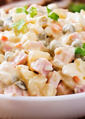 Микс салат с сыром, клубникой, апельсином | Ферма «Долюбово»