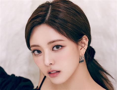girl yuna itzy letrasmusbr