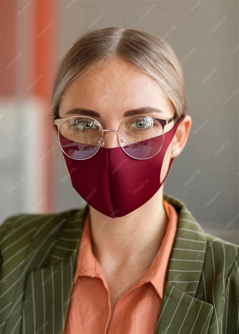 Free Photo | Portrait of woman wearing face mask at work
