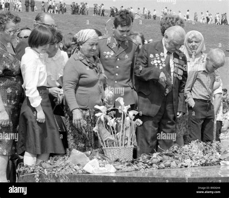 volgograd townsfolk   grave  vasily chuikov marshal