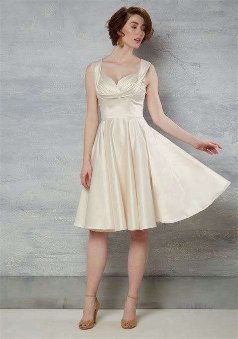 9 Vintage-Inspired Wedding Dresses If You Want To Go Retro