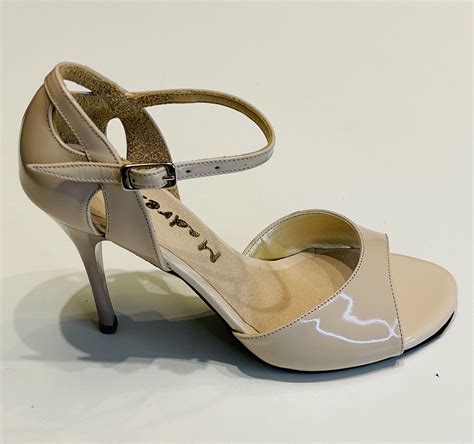 Un Clásico nude que siempre va bien en tus looks. 👠 📌 Modelo A651 🌎