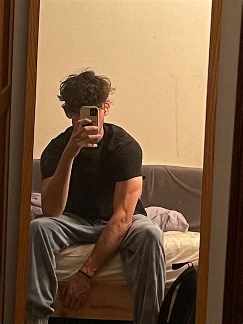male mirror selfie poses
