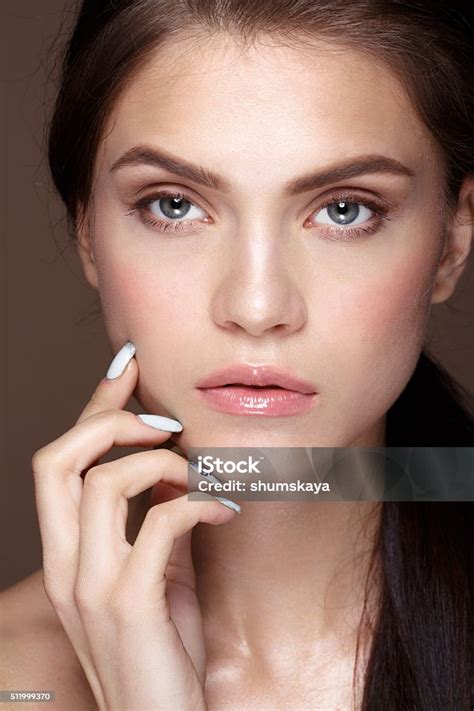 potret glamor model wanita cantik  riasan harian segar foto stok