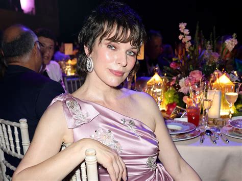 Milla Jovovich posa en el Festival de Venecia 2023 con un look que ya