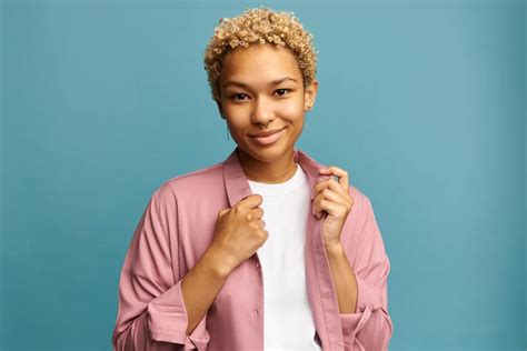 trendy short blonde hair