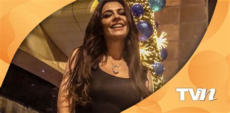 Cecilia Galliano posa con bata transparente y expone toda su anatomía