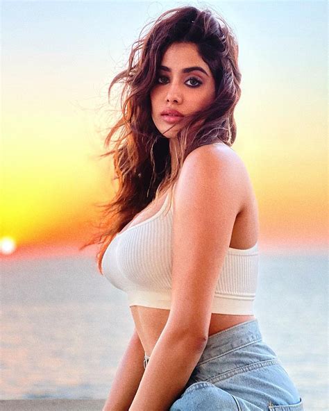 top  beautiful  hottest bollywood actresses   crushing