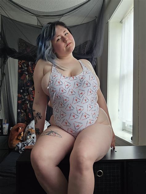 What a Tiny Swimsuit 🙈 : r/ajsaetra