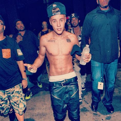 Shirtless Justin Bieber Shows Off Bronzed And Rippling Abs, Biceps, And ...