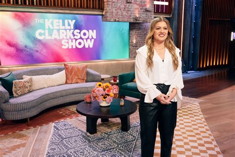 Kelly Clarkson acts ‘cold’ toward talk show audience and new crew