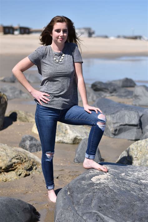 Barefoot beach shoot : r/FeetWithoutPose