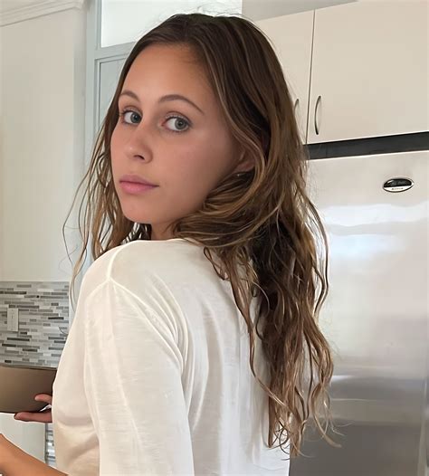 Stella Barey (Actor) Age, Wiki, Biography, Ethnicity, Photos, Husband