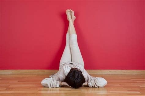 поза в йоге ноги на стене | Easy yoga poses, Easy yoga, Restorative ...