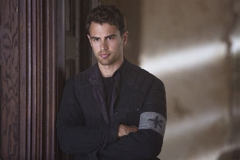 Theo James Shirtless In Divergent