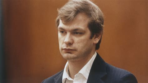 The Psychological Profile of Jeffrey Dahmer Through His Polaroid Pictures - 44l6trc