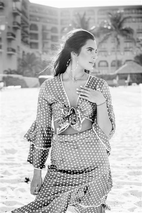 Narges | Lifestyle and candid Cancun beach portraits