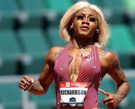 Sprintstjerne Sha’Carri Richardson kastet av fly etter telefon-bråk