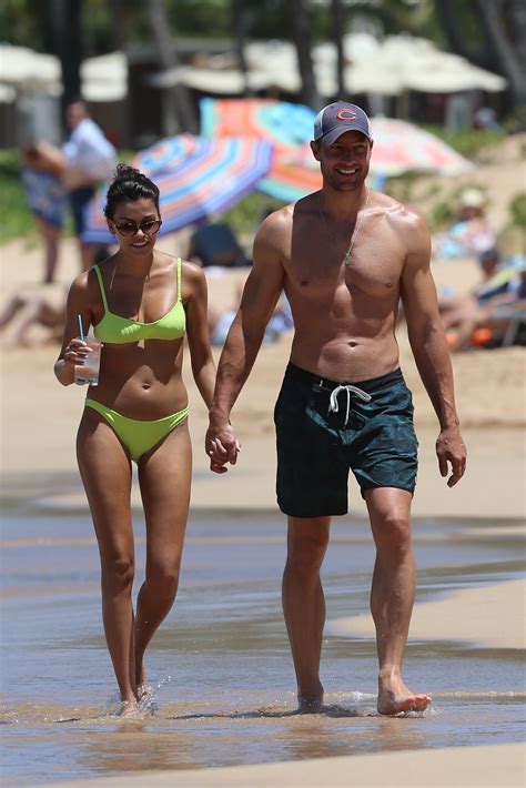 Justin Hartley and Sofia Pernas show off their beach bodies in Hawaii