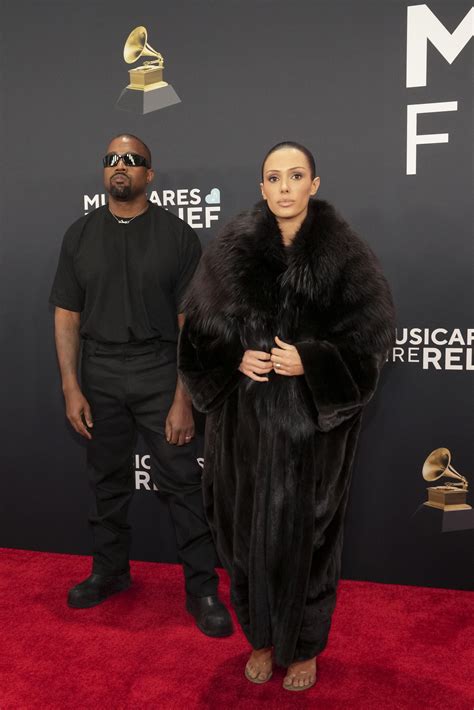 Bianca Censori da censura: nuda sul red carpet dei Grammy Awards 2025