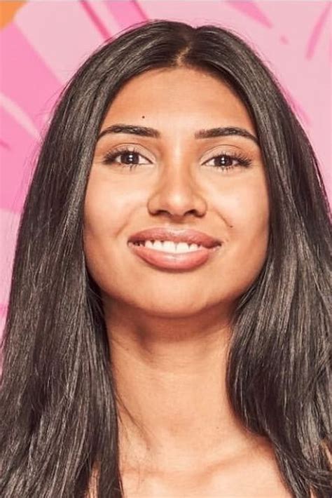 Roxy Ahmad - Biografía, mejores películas, series, imágenes y noticias