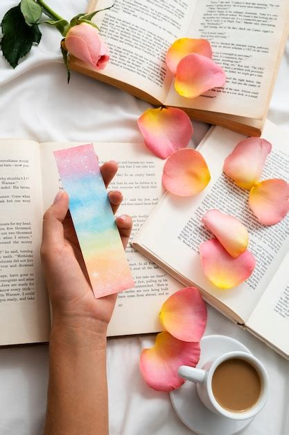 Плоские лепестки на книгах | Бесплатно Фото