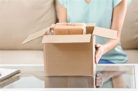 mujer  paquete en casa foto premium